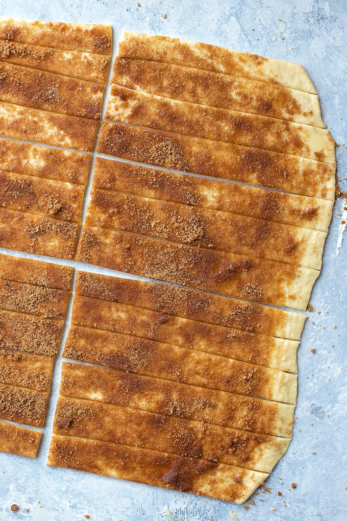 These Mini Cinnamon Rolls with Cream Cheese Frosting just need to be rolled out and cut with a pizza slicer!