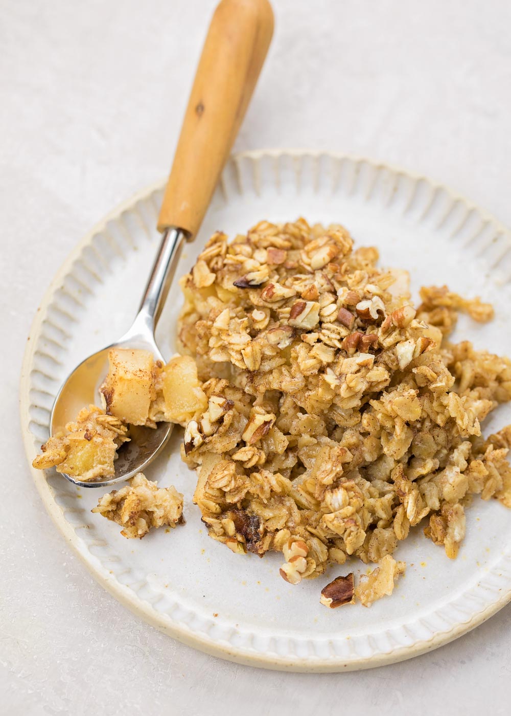 This Healthy Baked Apple Oatmeal is hearty and it's delicious! So easy to make, and perfect for a quick, healthy breakfast or snack throughout the week! Close up of apple cinnamon baked oatmeal
