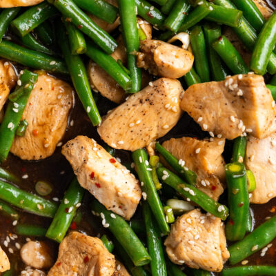 Immerse yourself in this Chicken and Green Beans recipe. It's a healthy stir fry meal that only takes 30 minutes to create.