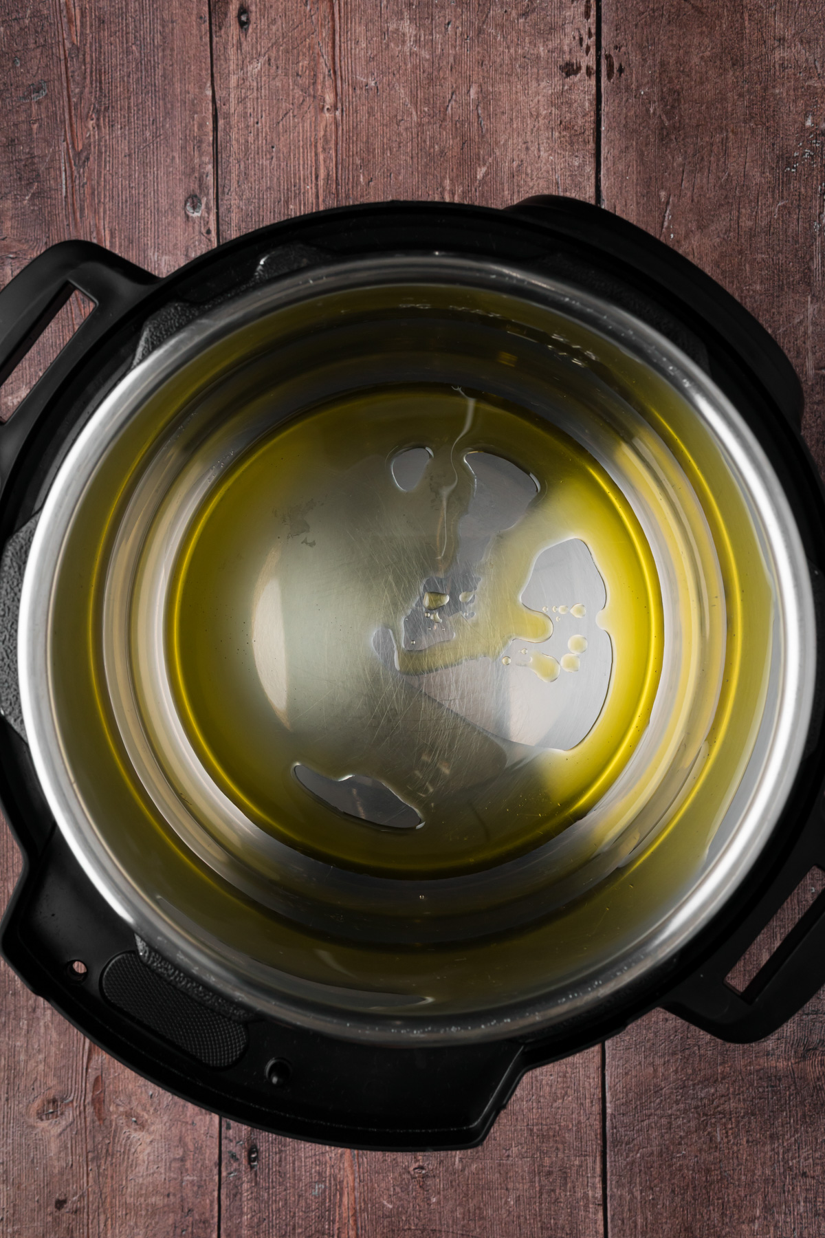 Oil in an instant pot.