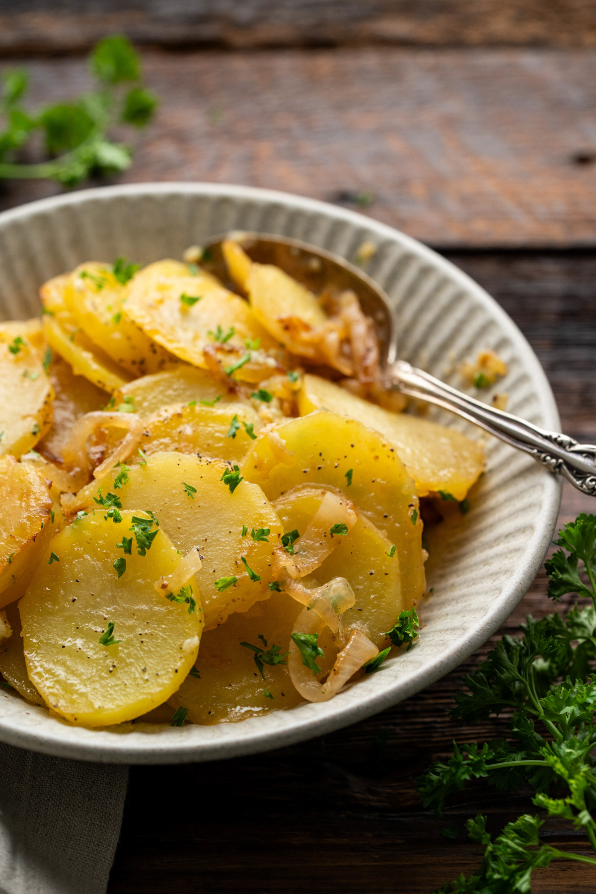 A bowl of smothered potatoes.