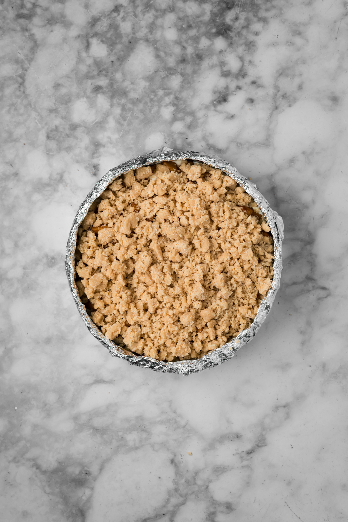 Crumble added on top of the cheesecake.